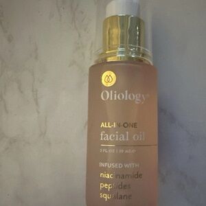 OLIOLOGY FACIAL OIL INFUSED WITH GLYCOLIC ACID , VITAMIN C  & SQUALANE